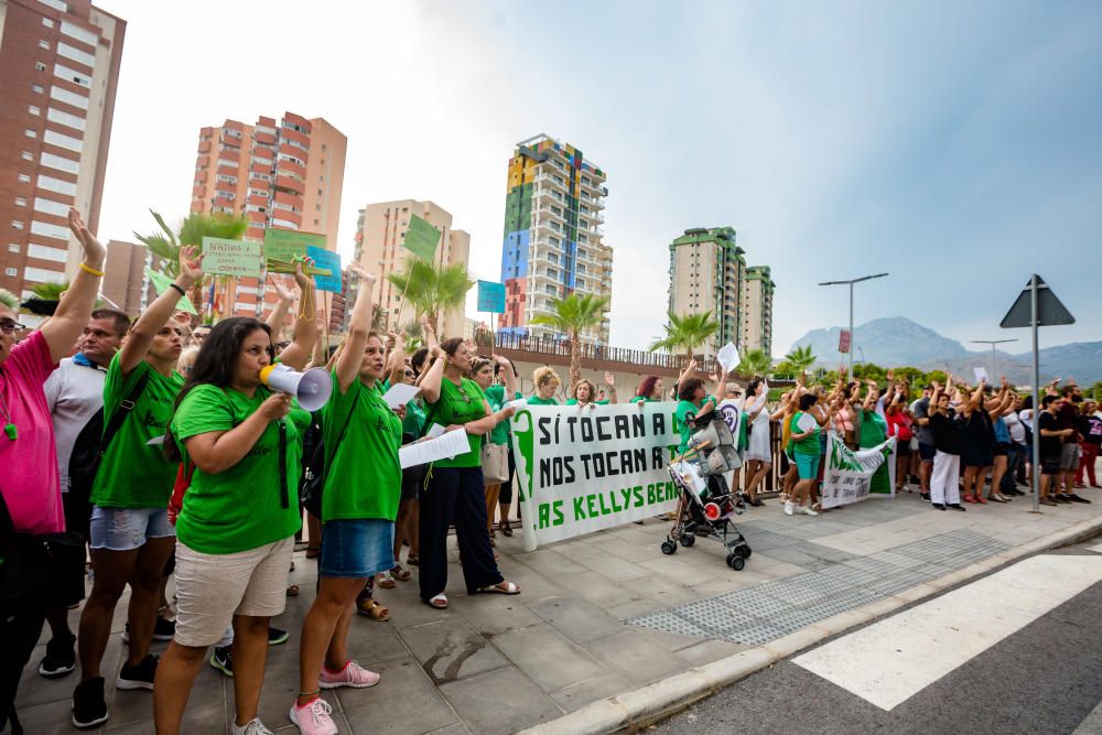 Las Kellys protestan frente al hotel Rambla de Benidorm