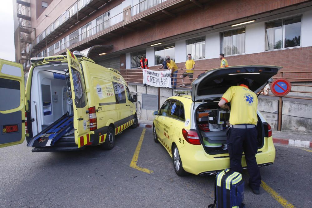 Vaga del transport sanitari gironí amb presència de piquets