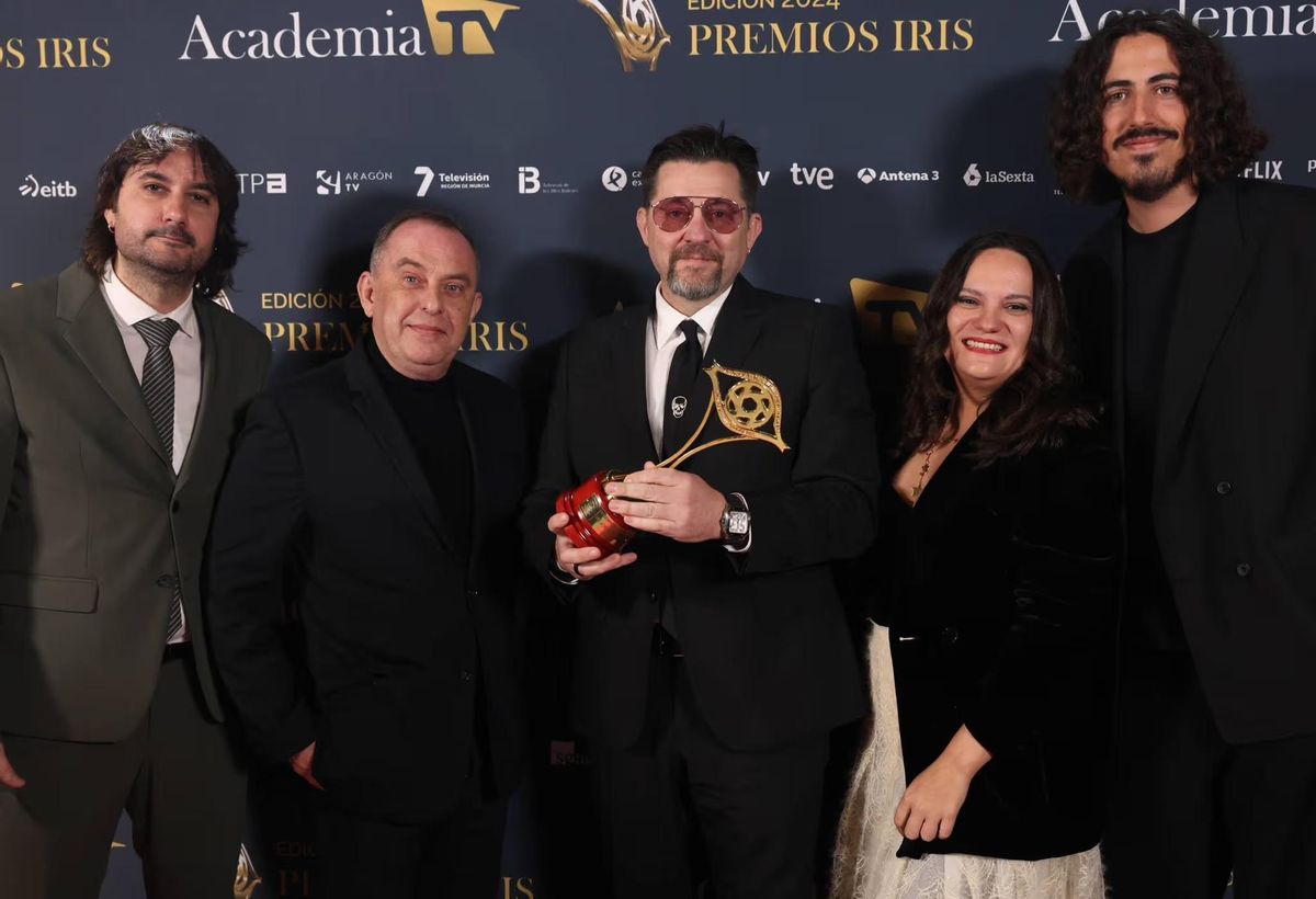 Parte del equipo creativo de ‘La viuda negra’, con el Premio Iris por la miniserie ‘El caso Asunta’.