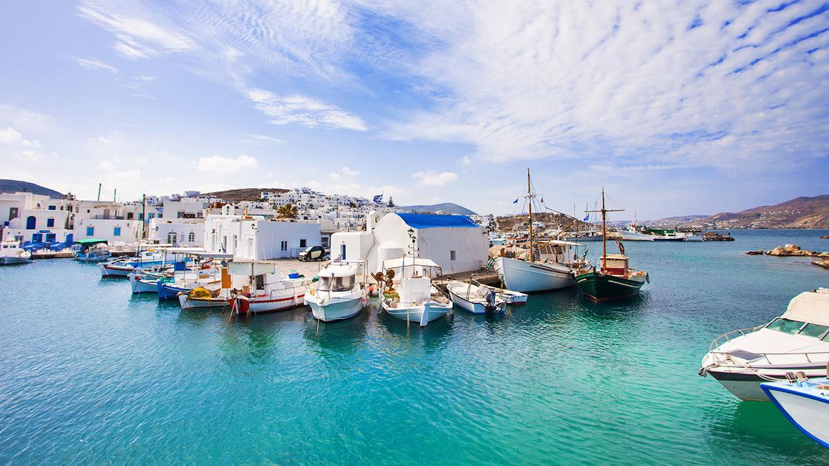 Paros combina pueblos blancos, pequeños puertos y aguas turquesas en una de las islas más equilibradas del Egeo.