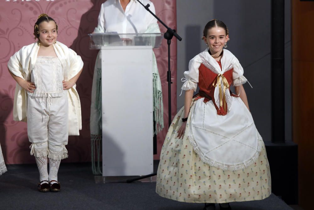 Desfile benéfico de indumentaria valenciana de Albaes en Nuevo Centro