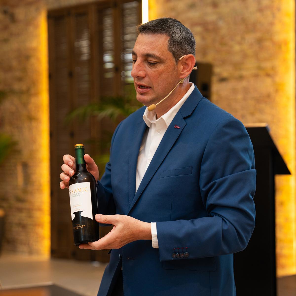 Diego Morcillo, director técnico, con una botella de Ceramic Blanco.