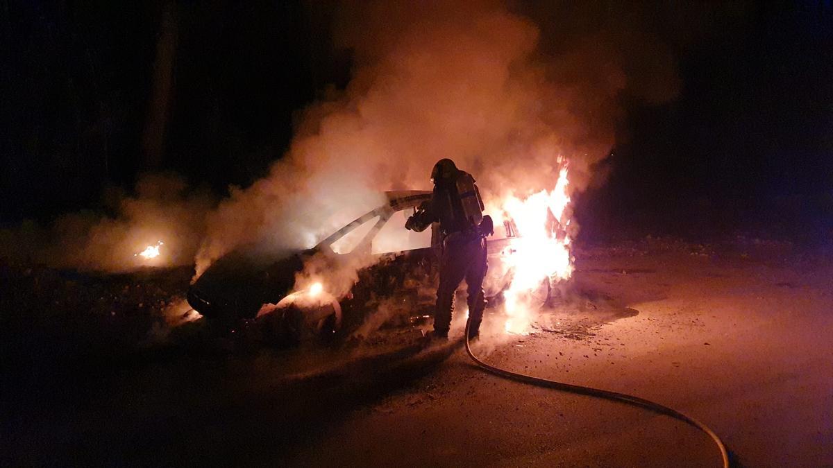 Un incendio calcina un vehículo en Orihuela Costa y los bomberos evitan que se extienda a la pinada de Campoamor