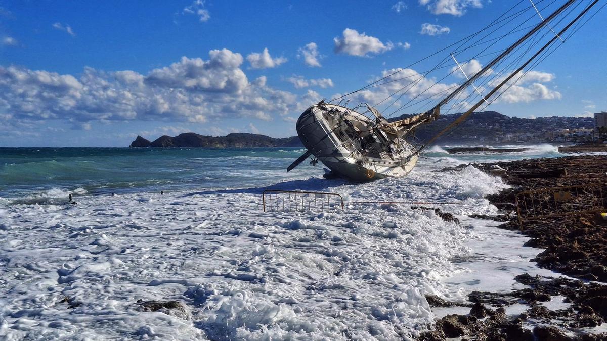 El velero soporta los embates del mar