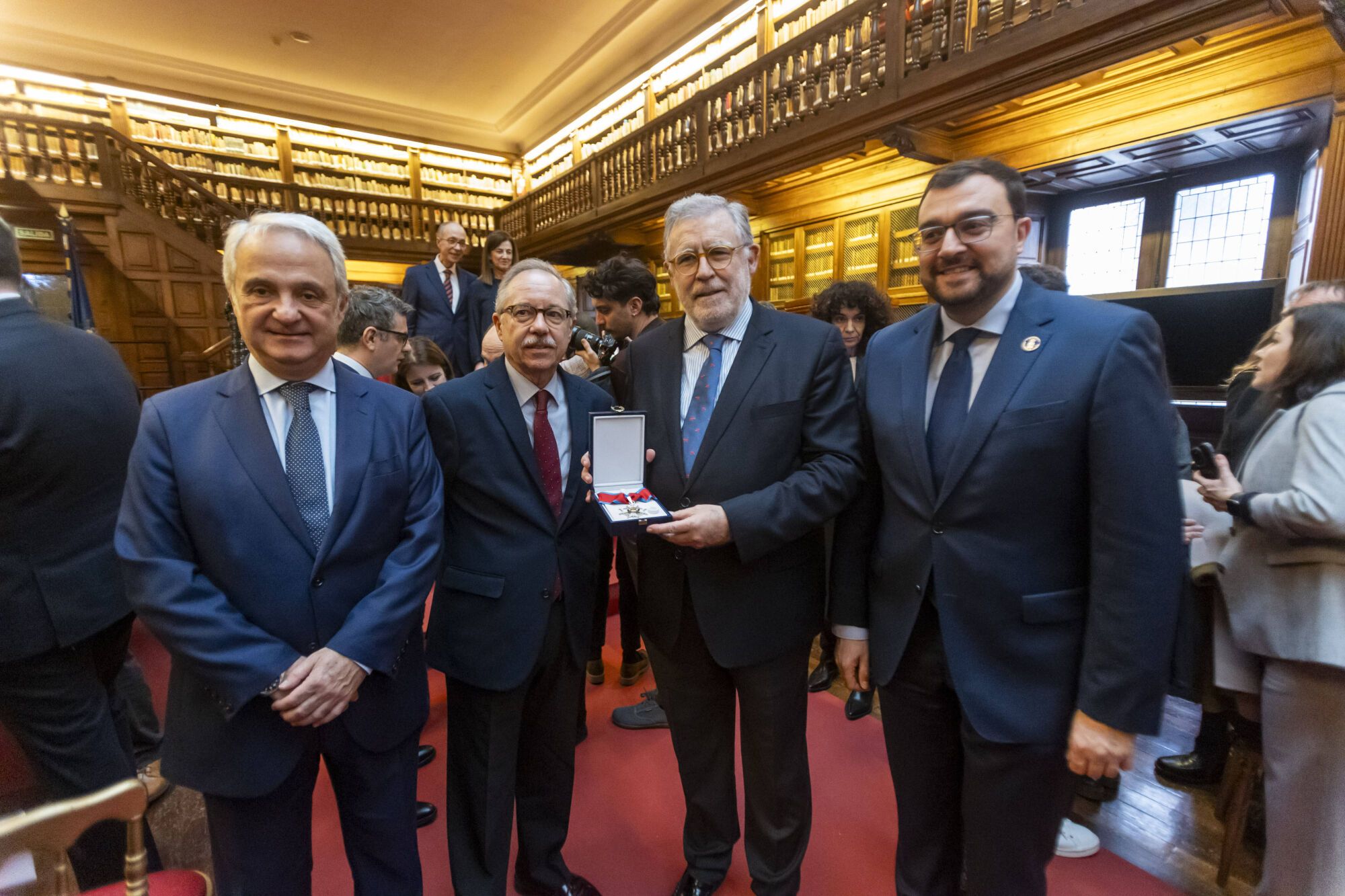 EN IMÁGENES: El ministro Félix Bolaños condecora a ocho funcionarios asturianos