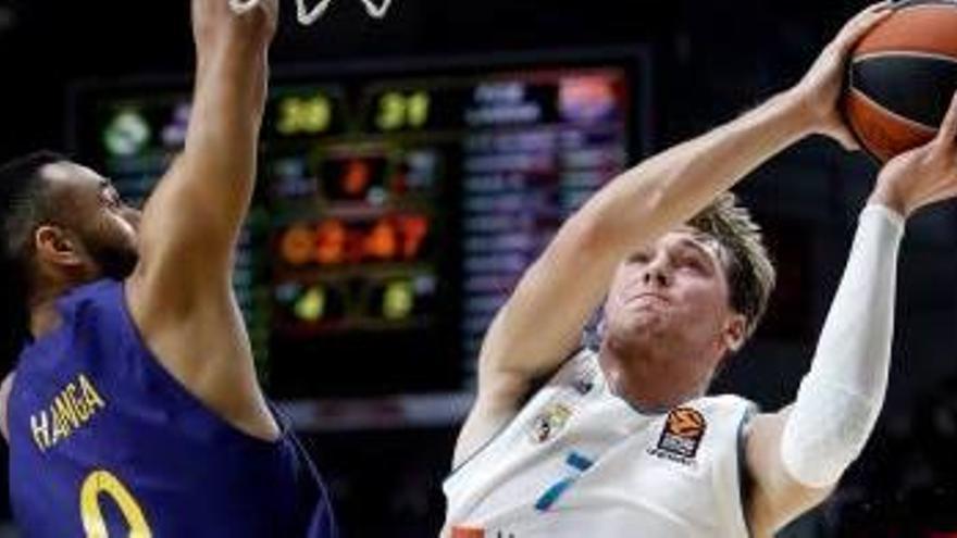 Doncic intenta anotar davant l&#039;oposició de l&#039;exmanresà Hanga