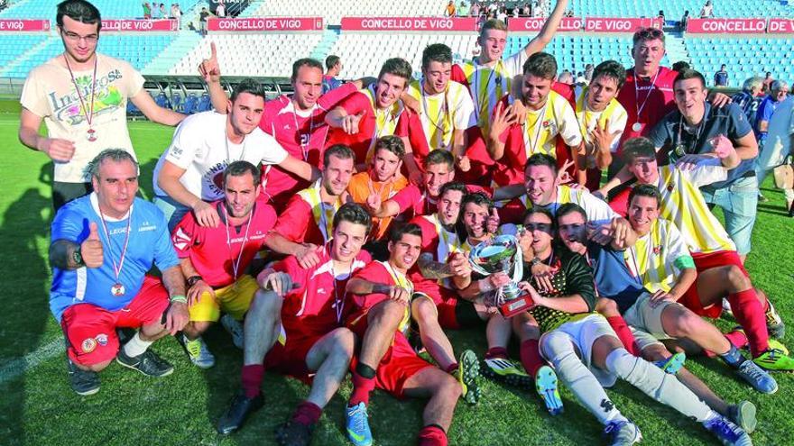 Los jugadores del Alertanavia, ayer en Balaídos con el trofeo tras imponerse al San Esteban.