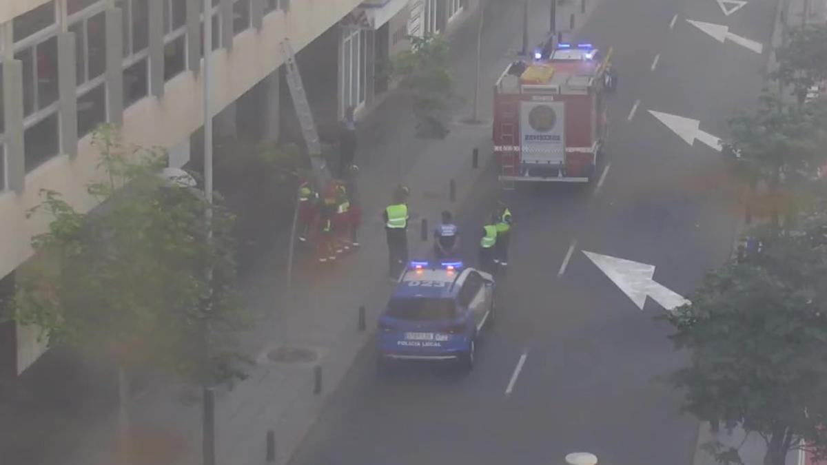 Los bomberos atienden una incidencia en la calle León y Castillo.