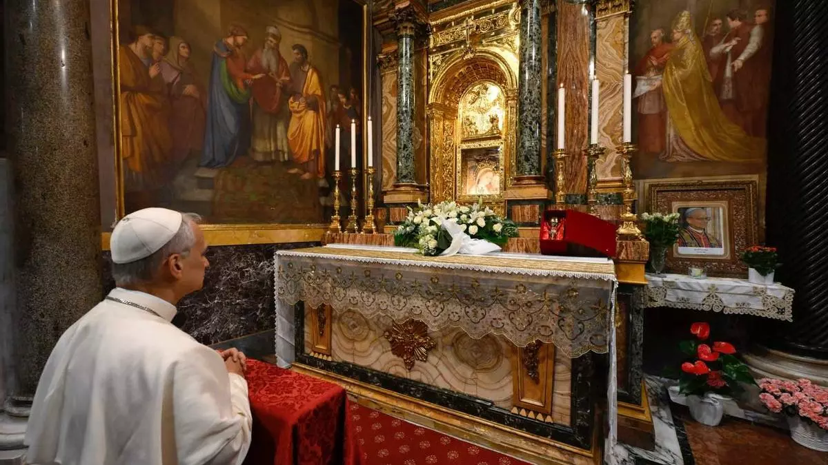 Le車n XIV o la mano del Papa Francisco