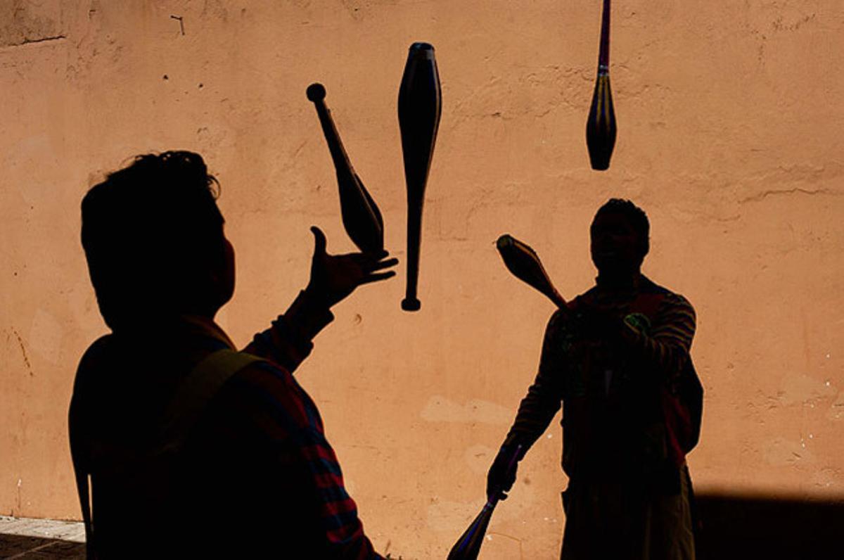Uns pallassos descansen durant la clausura del IV Congrés Llatinoamericà de Pallassos, al centre històric de Ciutat de Guatemala.