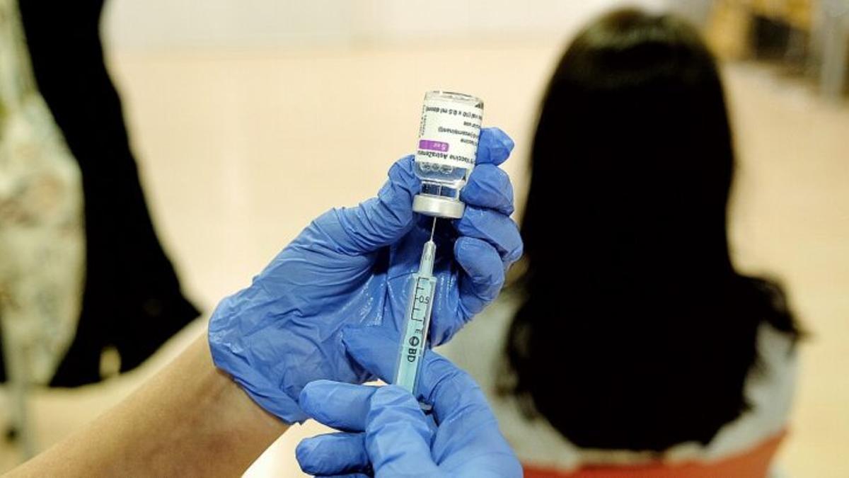 Inyectar la segunda dosis con una vacuna diferente aumenta los efectos secundarios leves
