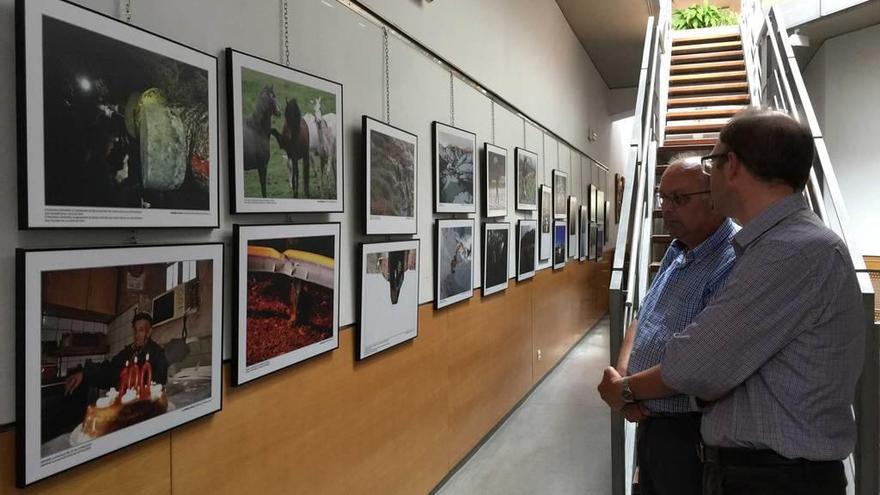 Dos visitantes contemplan la muestra &quot;Miraes&quot; en Cangas de Onís.