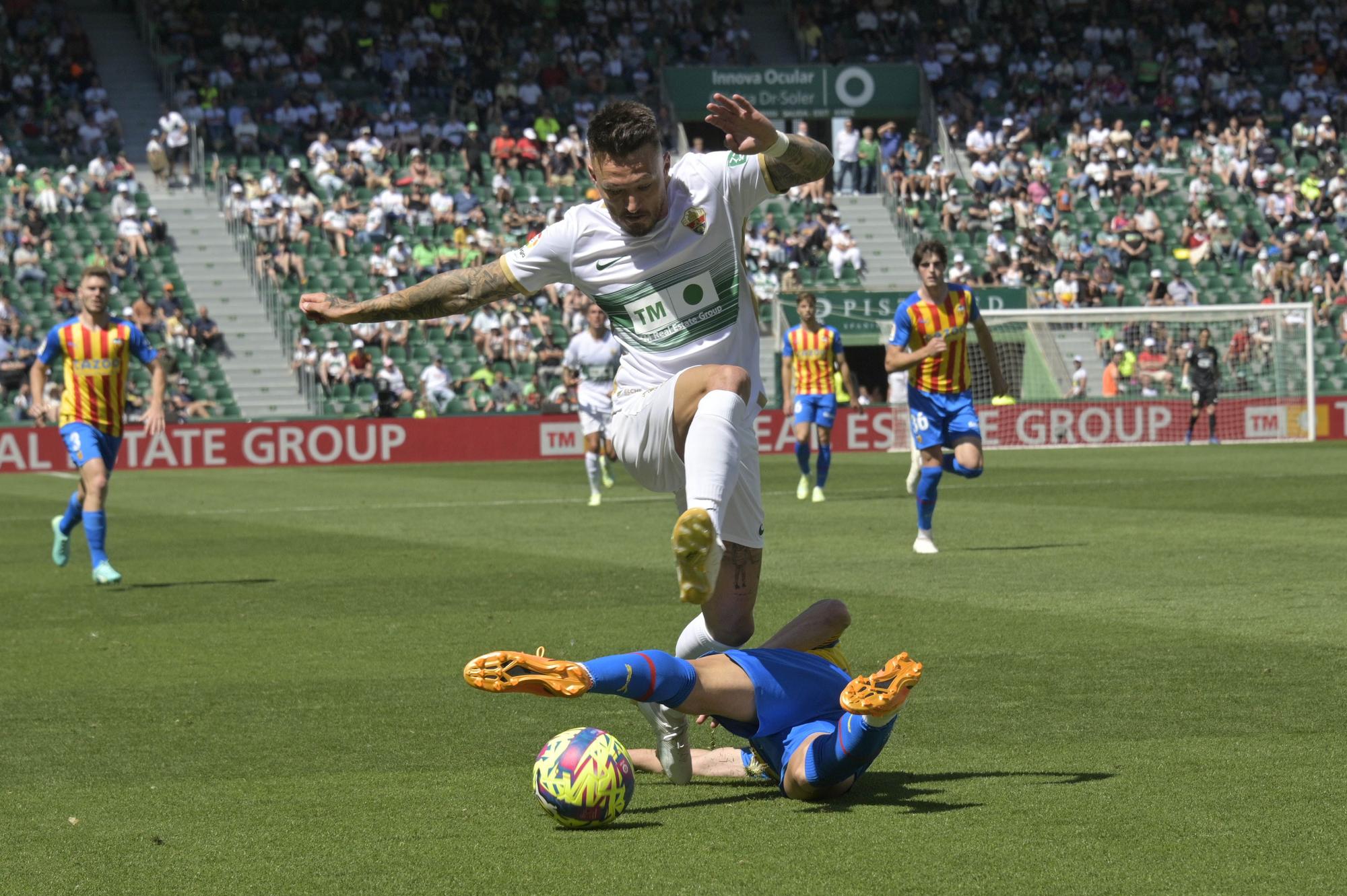 El Elche pone la alfombra al Valencia (0-2)