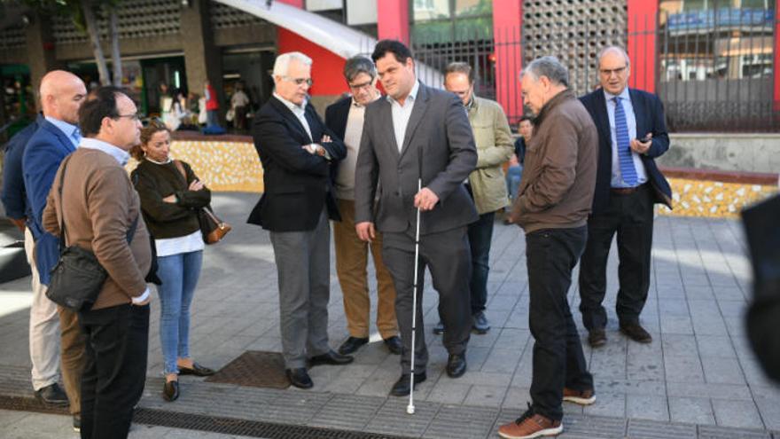 Las personas con discapacidad proponen mejoras en la accesibilidad de la calle Galicia