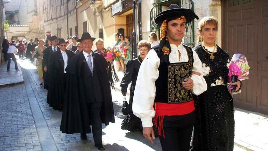 Participantes en la comitiva de la fiesta de la Virgen del Canto desfilan ataviados a la antigua usanza por la calle Judería. Foto