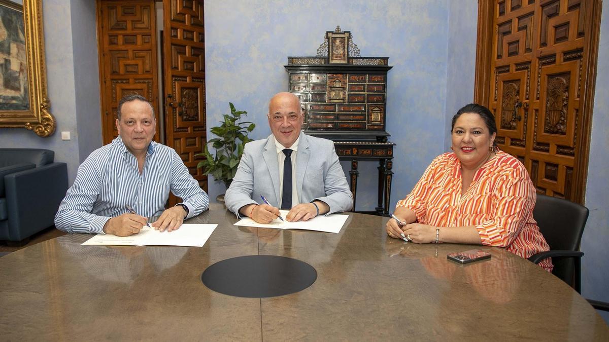 Firma del acuerdo entre la Diputación y Facua.