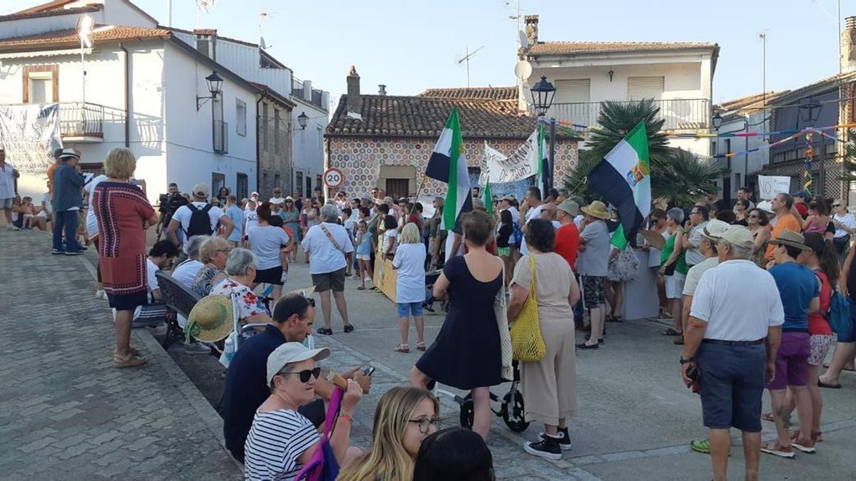 Manifestación de vecinos de Oliva de Plasencia contra la planta de biometano.