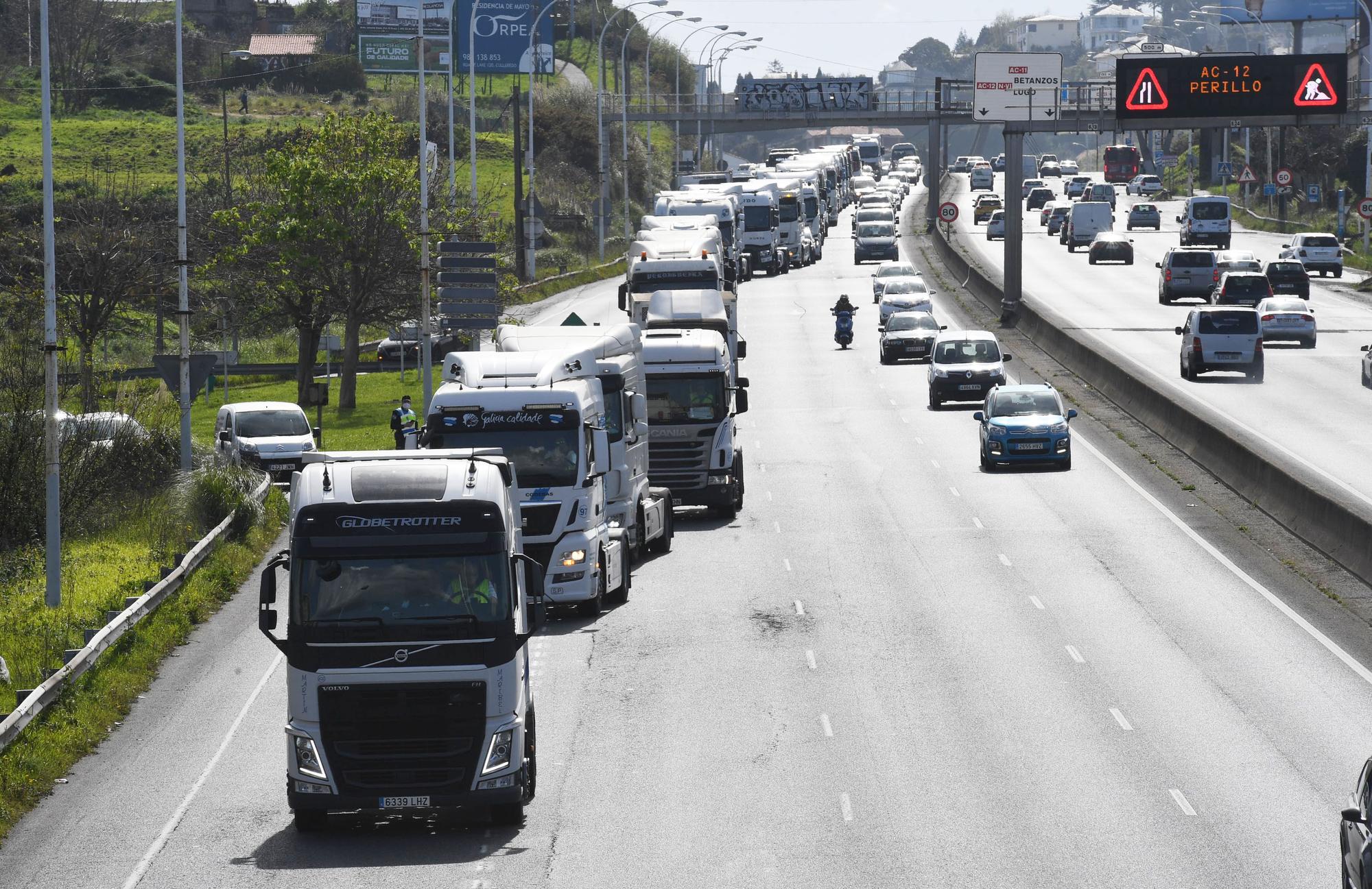 Una caravana de 200 vehículos protesta en A Coruña en el octavo día de huelga