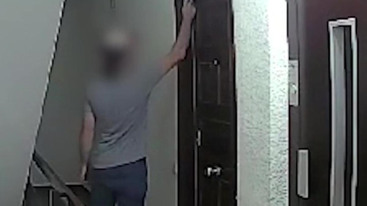 Un sospechoso marcando una vivienda