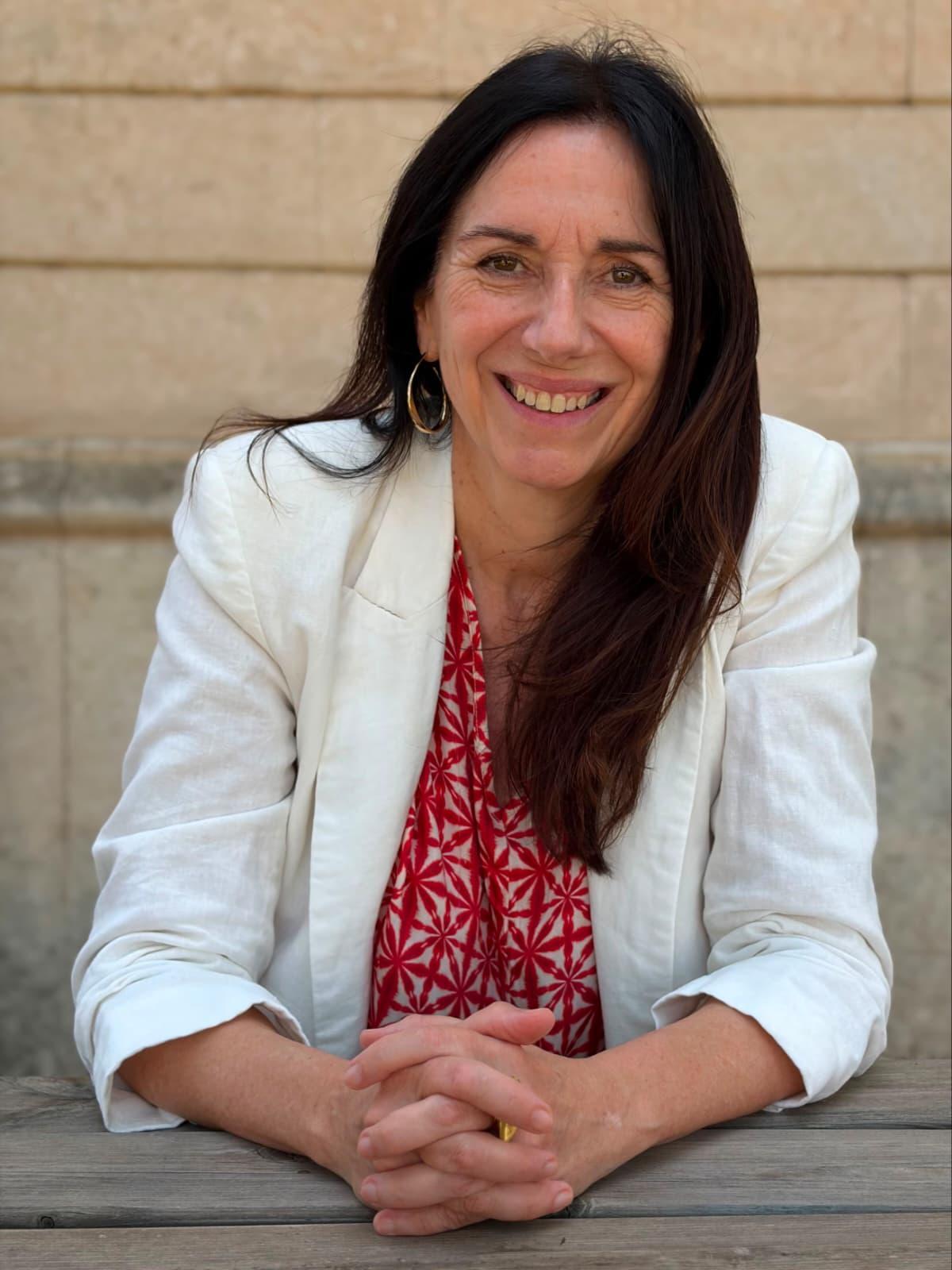Ana Torres sentada