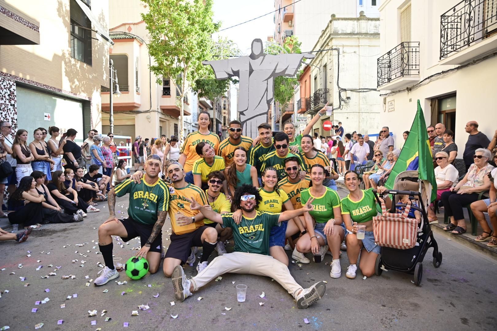 Multitudinario y divertido desfile por la entrada del toro