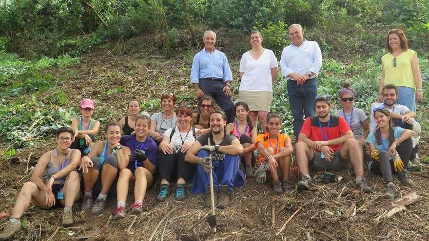 Doce voluntarios acondicionan el castro de Montes Claros, en Vilaño