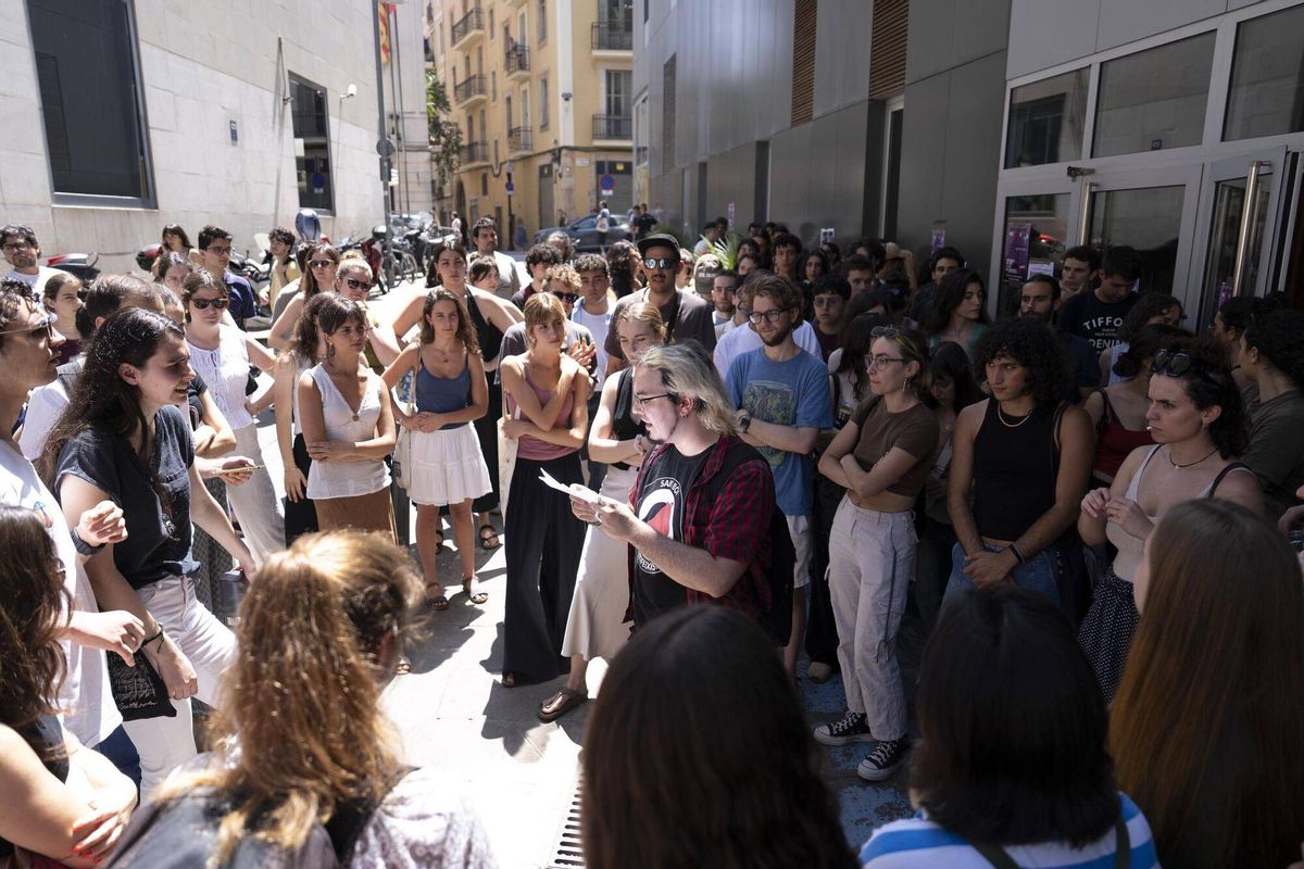 Alumnos y alumnas del Conservatori del Liceu se concentran en la sede del conservatorio de Nou de la Rambla para protestar contra los abusos, el martes 17 de junio.