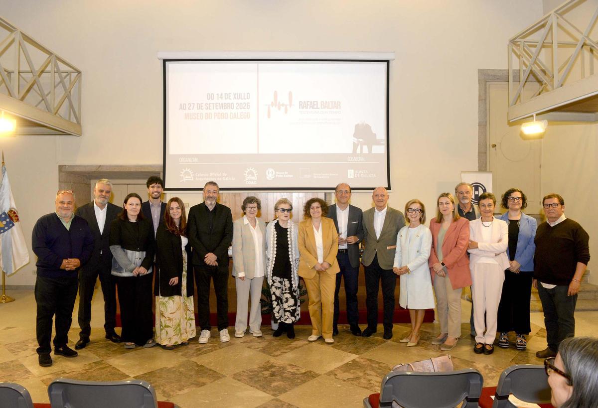 Foto dos participantes na inauguración da exposición de Rafael Baltar.