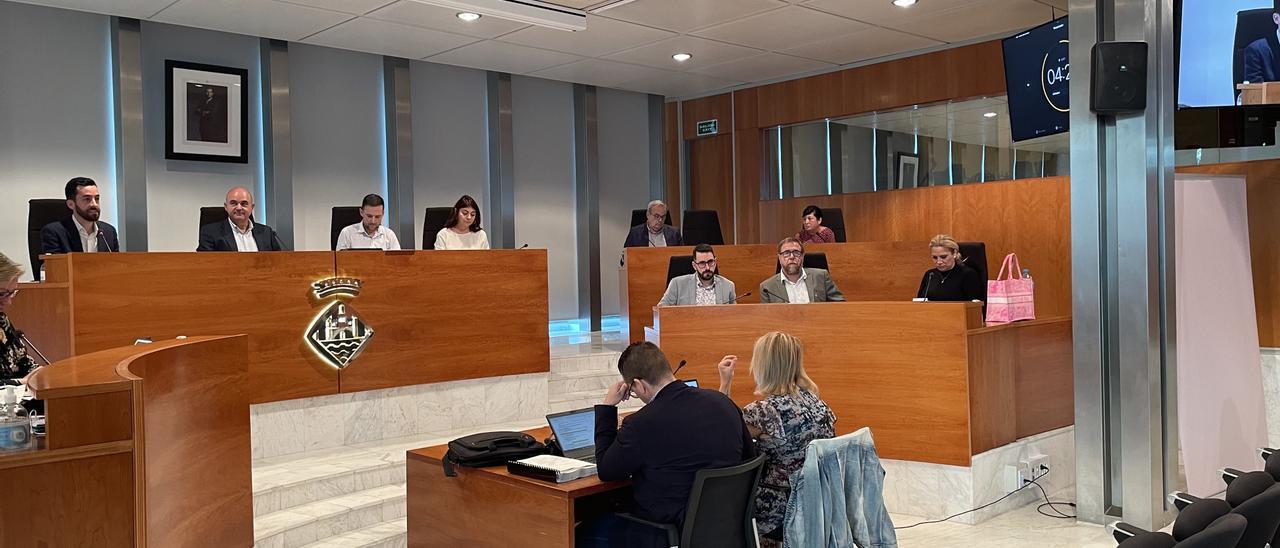 Parte del equipo de gobierno y la oposición, a la derecha, en el pleno del Consell de Ibiza del viernes.