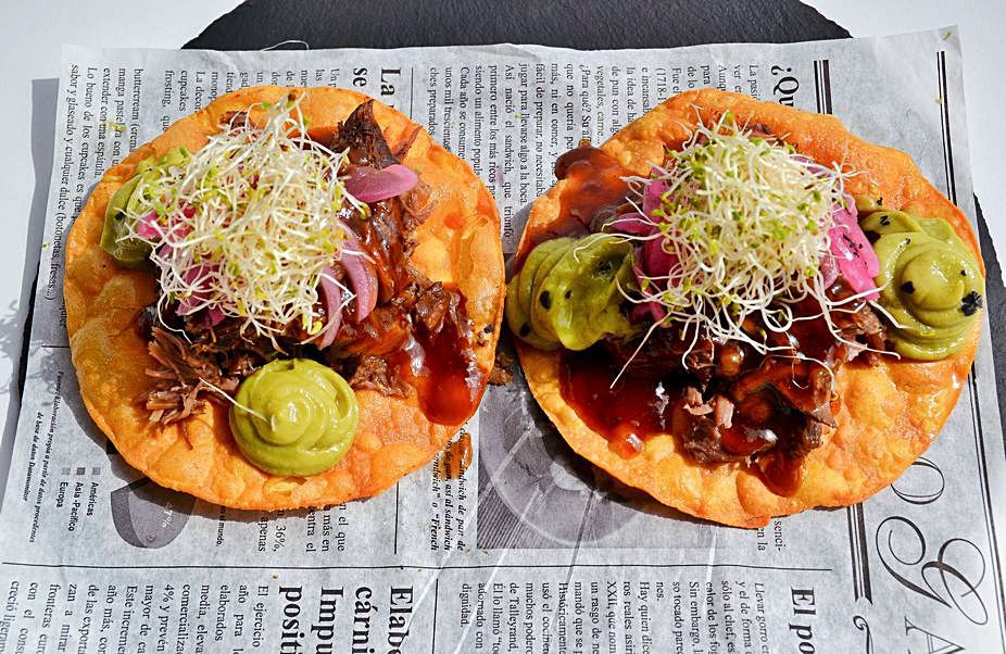 Tortitas de carrillera, guacamole y cebolla encurtida.