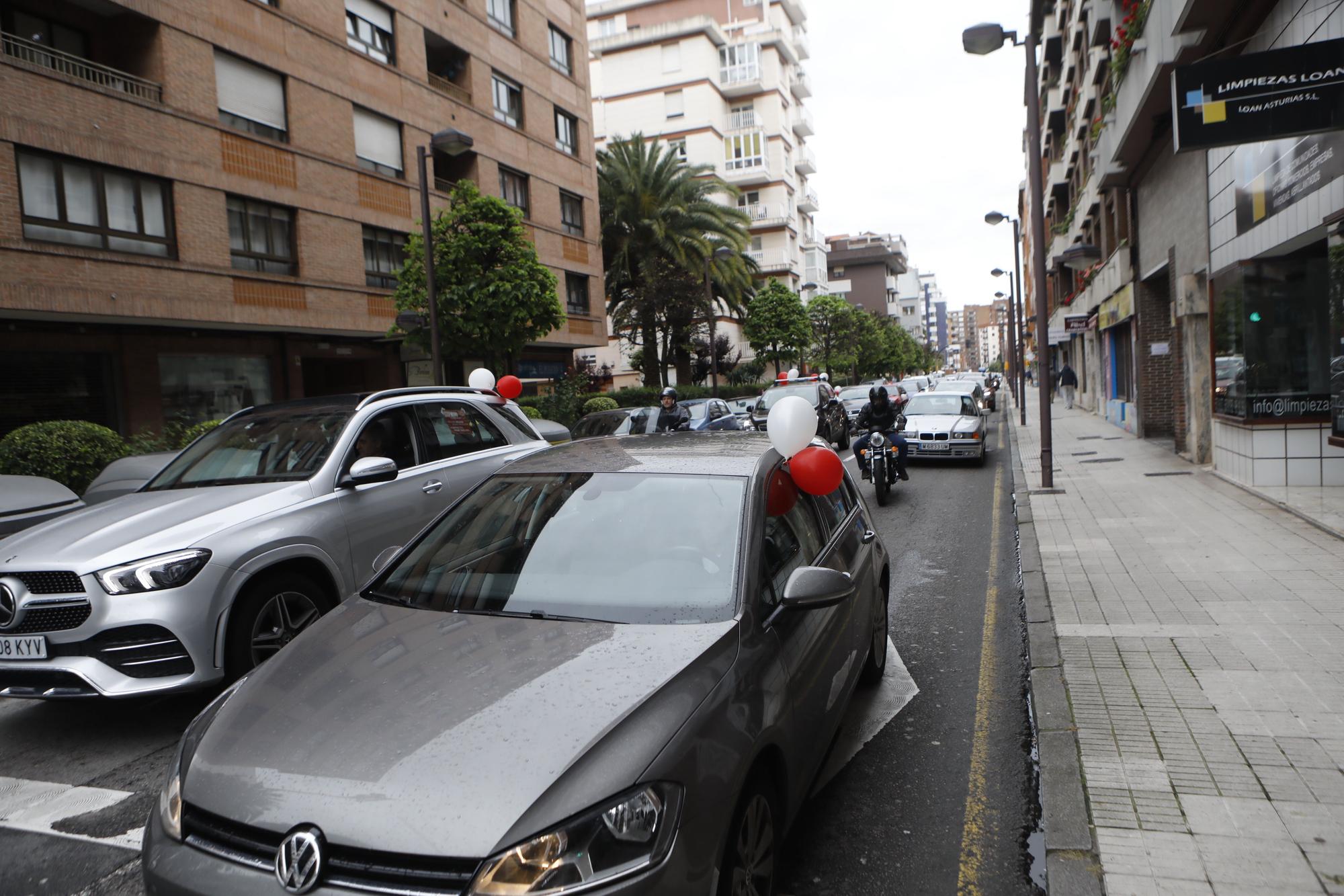 Concentración de vehículos en Gijón contra las restricciones a la movilidad