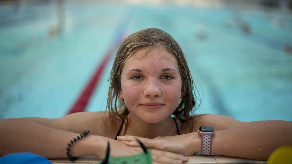 La nadadora ucraniana de 15 años, Valeria Zinxenko, tras su sesión de entrenamientos en la piscina del CN Sant Andreu.