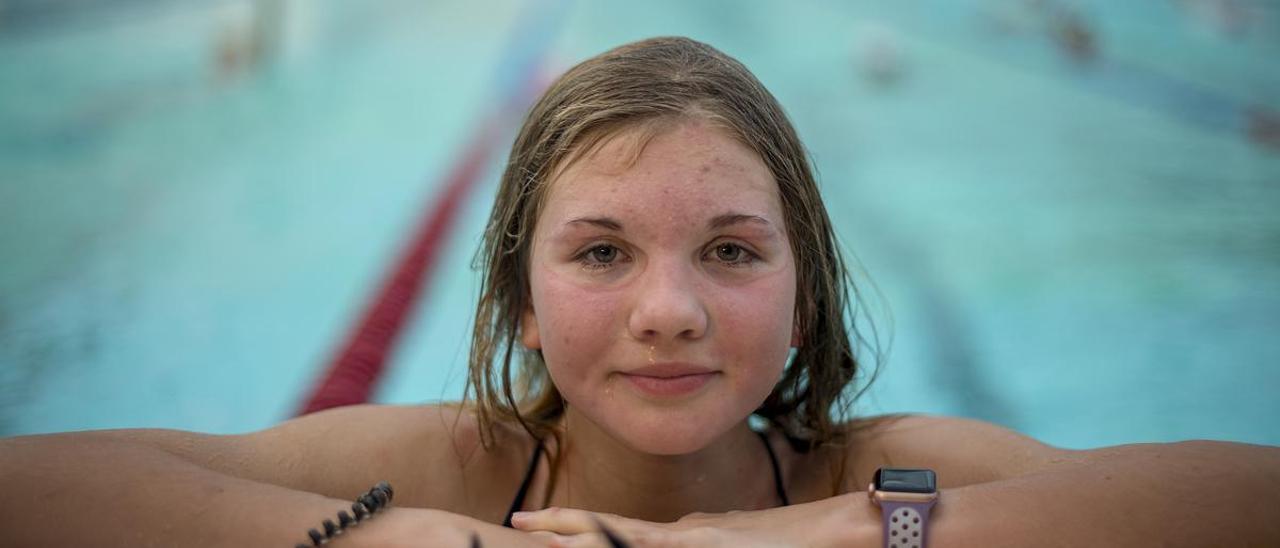 La nadadora ucraniana de 15 años, Valeria Zinxenko, tras su sesión de entrenamientos en la piscina del CN Sant Andreu.