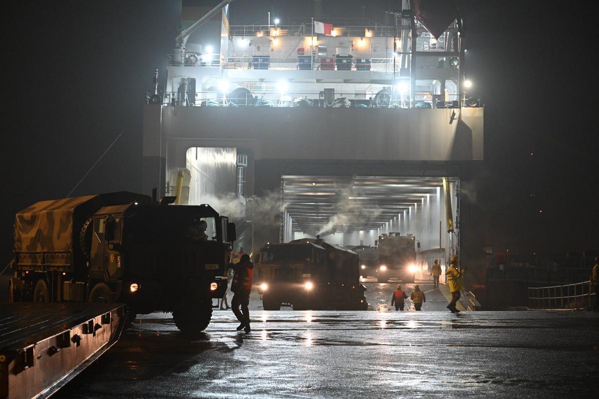 Tropas italianas vinculadas a la Fuerza de Reacción Aliada desembarcan en Alemania para las maniobras Steadfast Dart