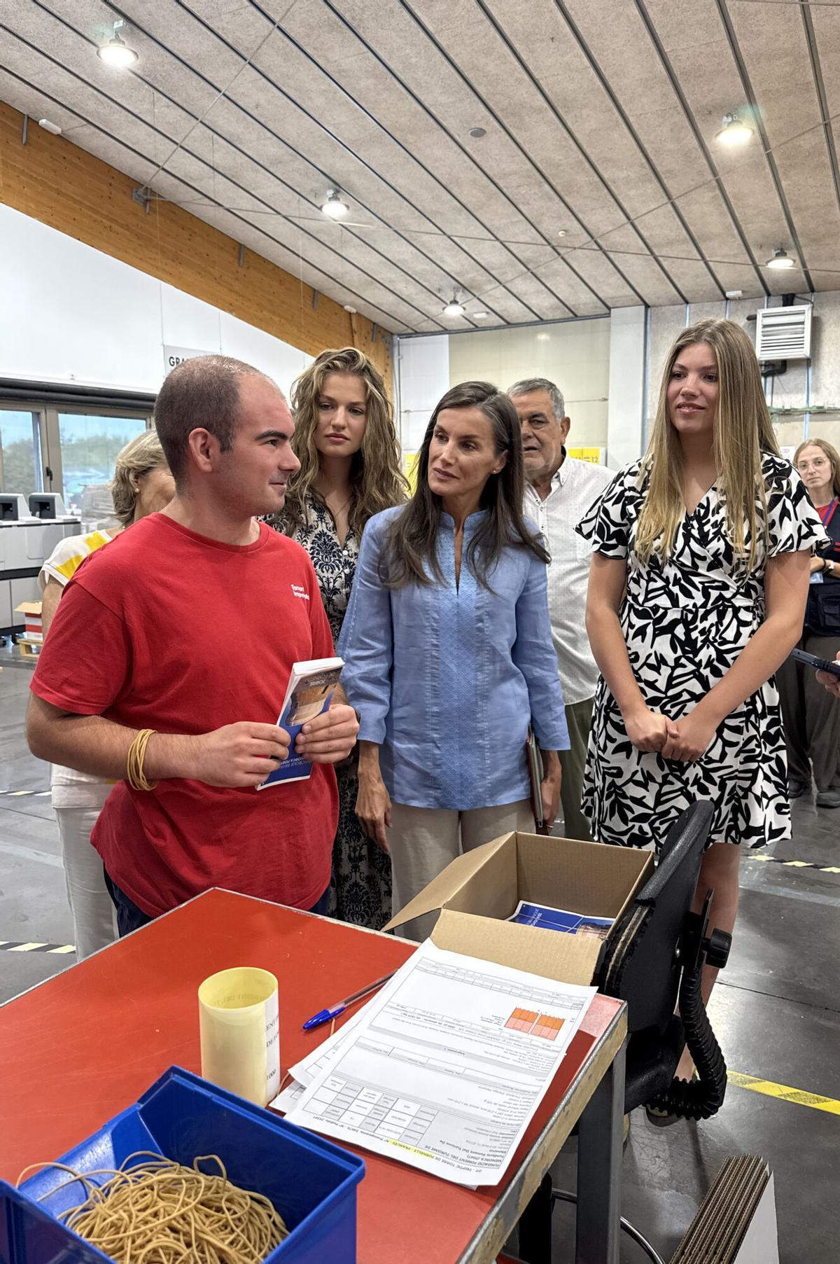 La Reina Letizia, la Princesa Leonor y la Infanta Sofía visitan por sorpresa la Casa Esment La Reina Letizia, la Princesa Leonor y la Infanta Sofía visitan por sorpresa la Casa Esment