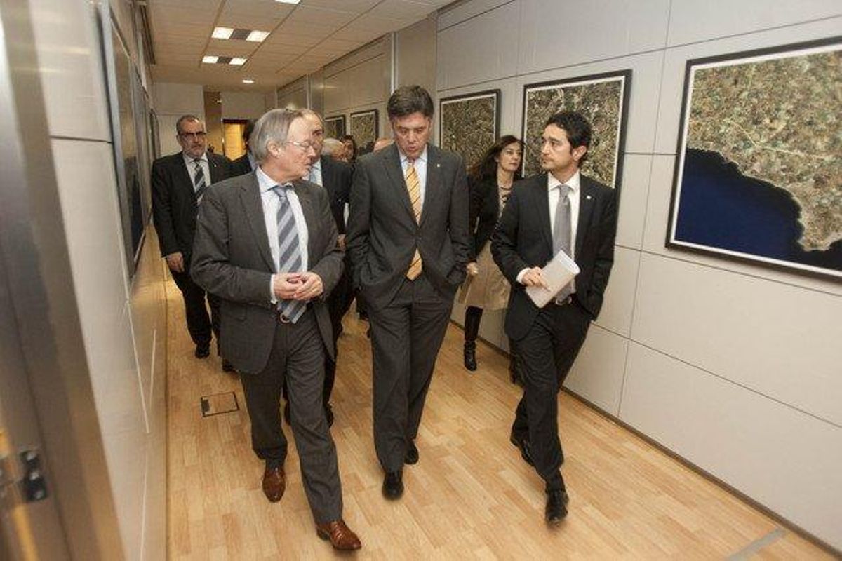 Damià Calvet (dreta) amb el conseller Lluís Recoder (centre) i Josep Piqué, president de Vueling, dijous a Barcelona després d’una reunió per defensar la gestió catalana del Prat. Damià Calvet (dreta) amb el conseller Lluís Recoder (centre) i Josep Piqué, president de Vueling, dijous a Barcelona després d’una reunió per defensar la gestió catalana del Prat.