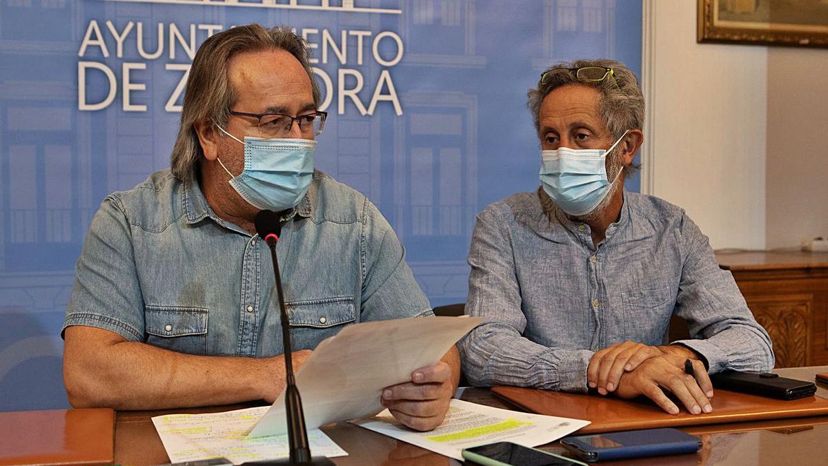 El alcalde de Zamora, Francisco Guarido, junto al concejal de Medio Ambiente, Romualdo Fernández, explica los detalles del supuesto fraude.