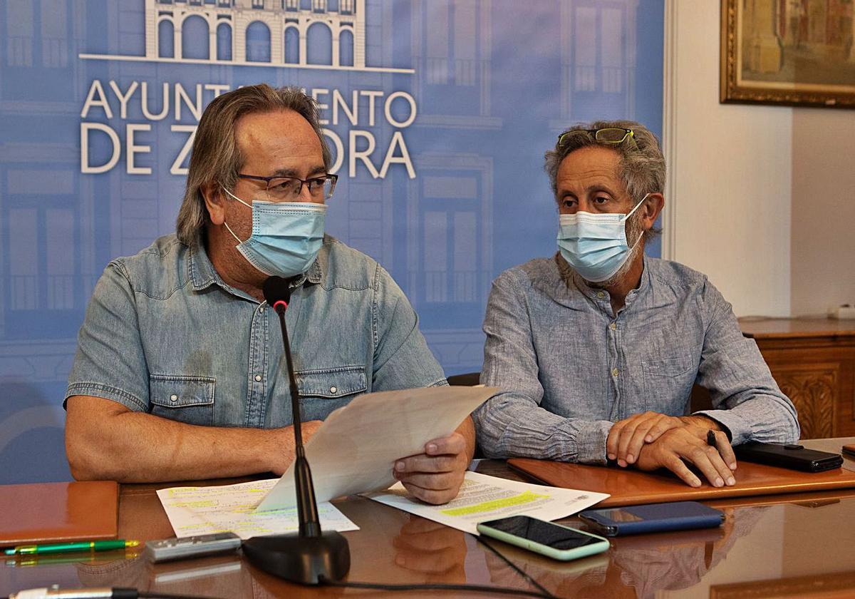 El alcalde de Zamora, Francisco Guarido, junto al concejal de Medio Ambiente, Romualdo Fernández, explica los detalles del supuesto fraude.