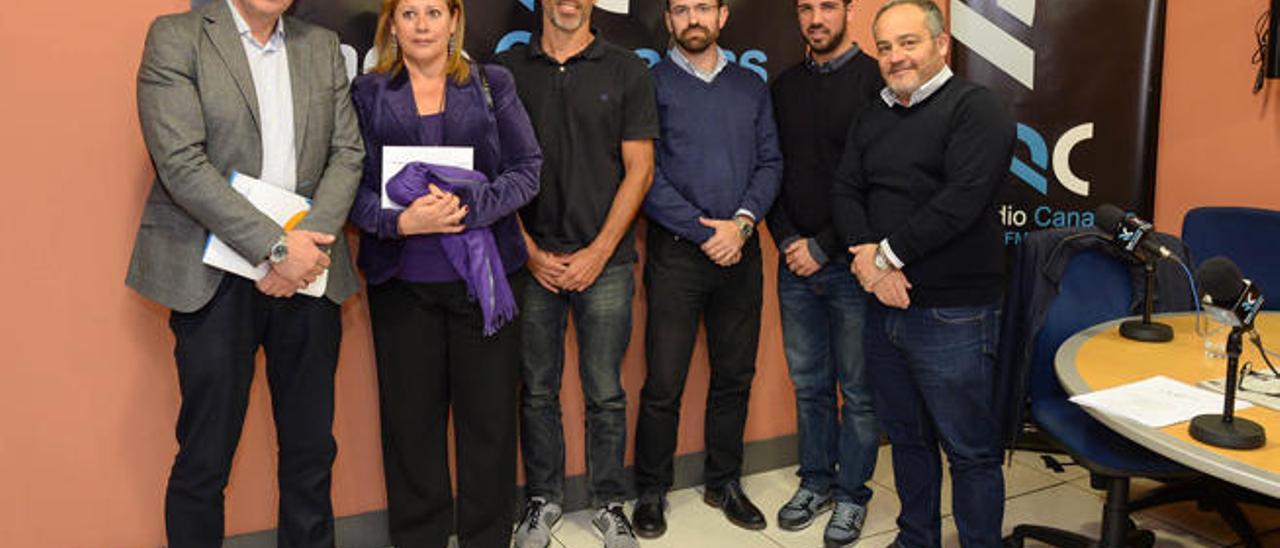 Rafael Gallego (izq.), Cristina López-Trejo, Fernando Marián, Mario Pons, David Suárez e Ignacio Moll, tras concluir el programa de Radio Canarias.