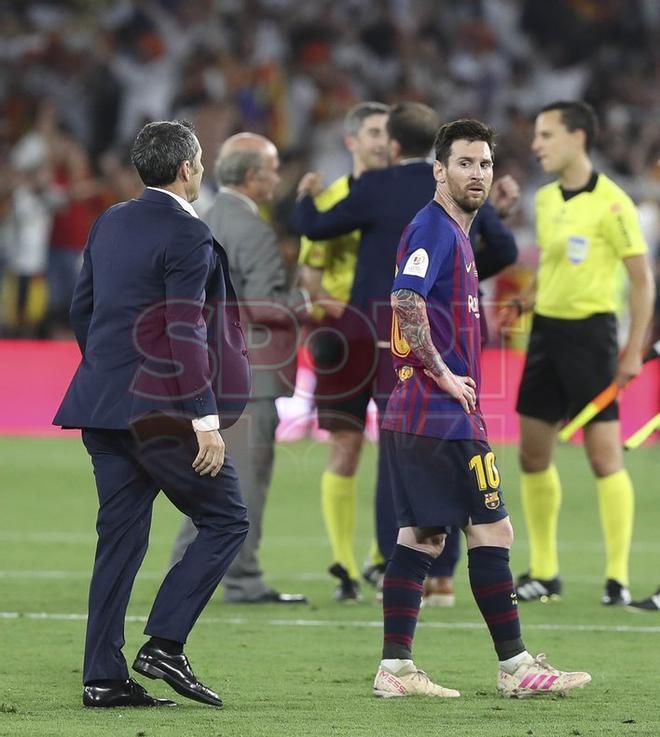 Imágenes de la decepción de los jugadores del FC Barcelona tras perder la Final de Copa del Rey ante el Valencia en el estadio Benito Villamarín, Sevilla.