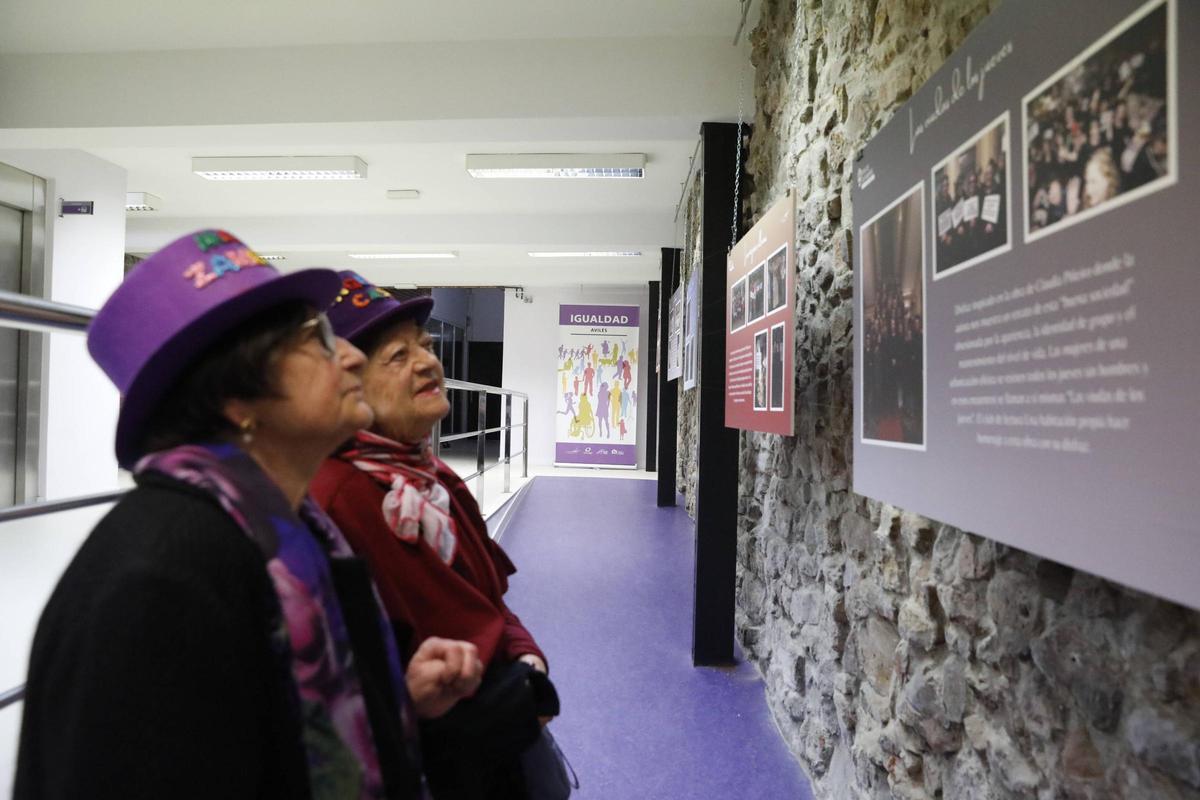 Dos mujeres visitan una exposición anterior en la Casa de las Mujeres de Avilés.