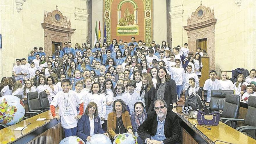 17 niños reclaman sus derechos en el Parlamento Andaluz