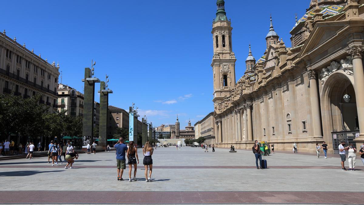 Gente paseando, este viernes, por la plaza del Pilar de Zaragoza.