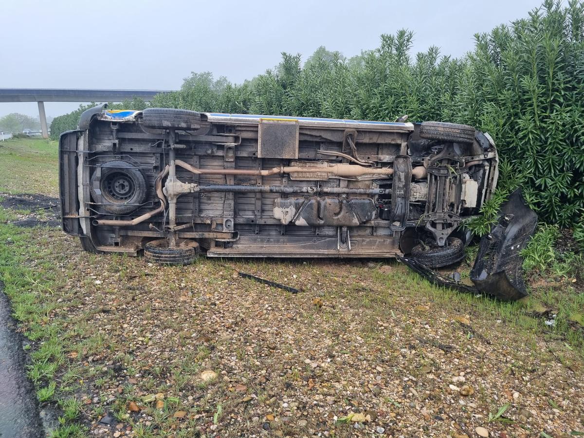 Imagen de la ambulancia del 112 volcada en el arcén de la A4.