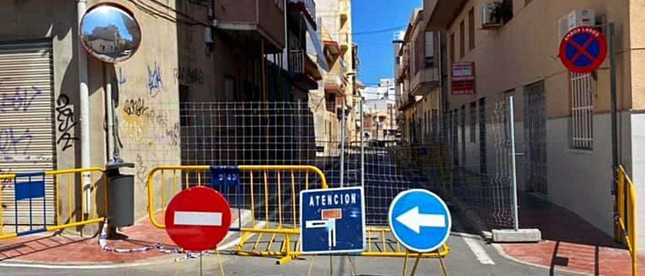 Calle Mayor, cortada al tráfico por riesgo de derrumbe de una casa.