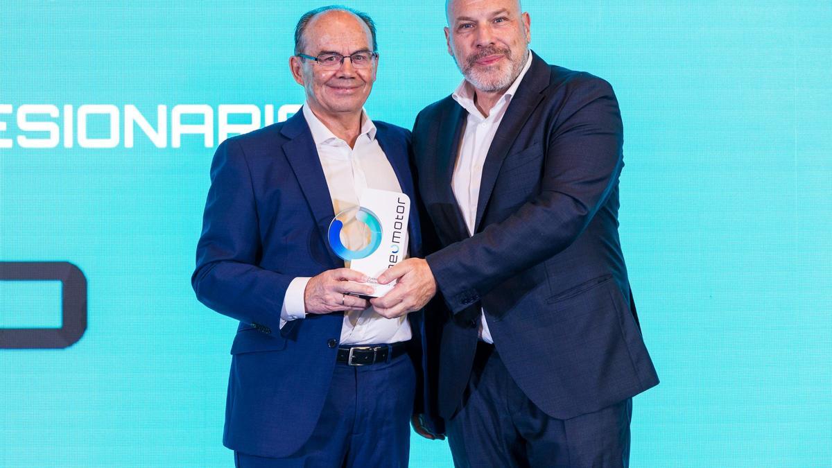 Oscar Voltas, director general del área de revistas de Prensa Ibérica, entrega el premio a la Mejor Red de Concesionarios el a Arsenio Hernández, director de la Red Concesionarios Iveco.