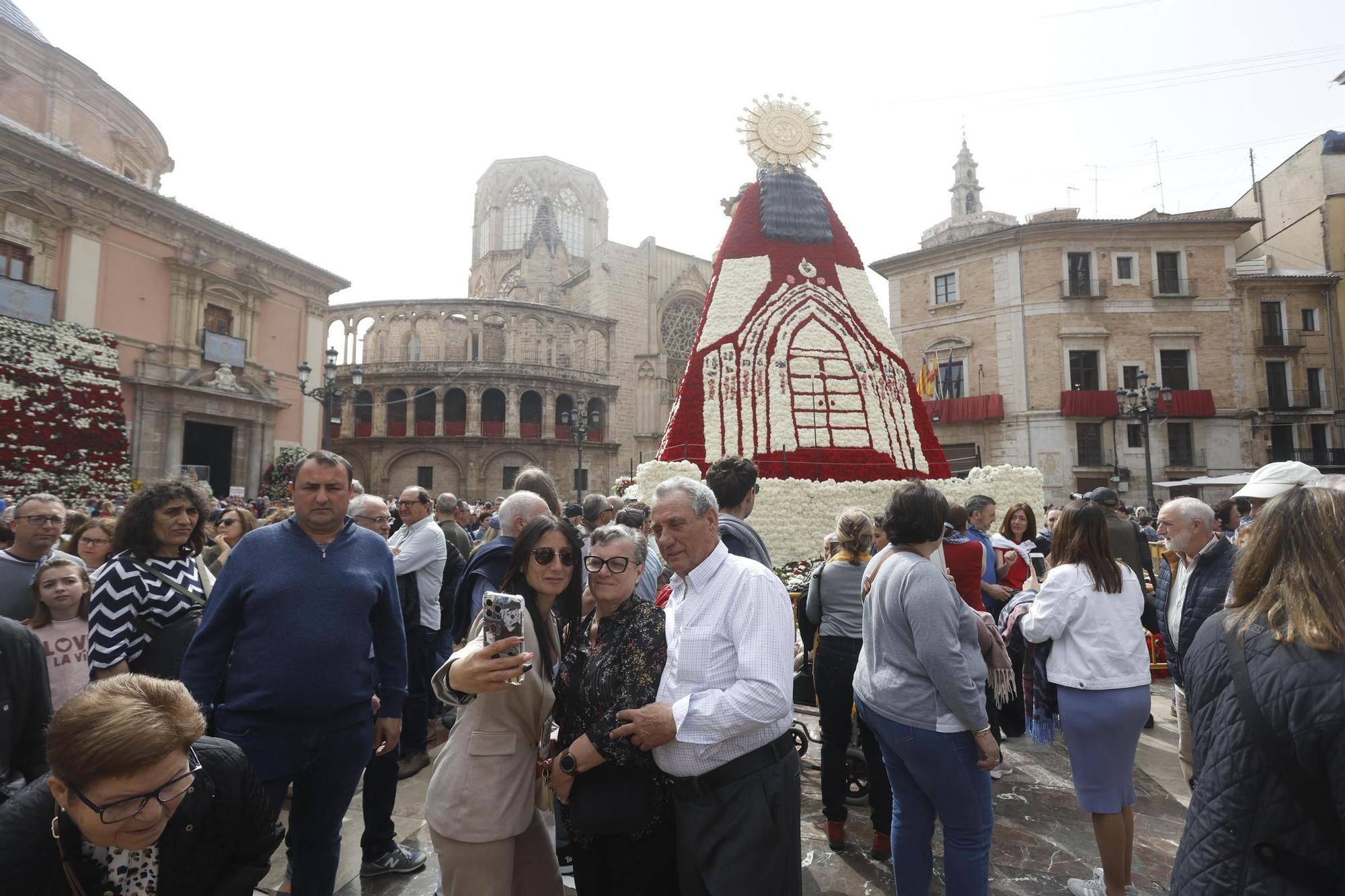 Cientos de personas acuden a ver el manto de la Virgen