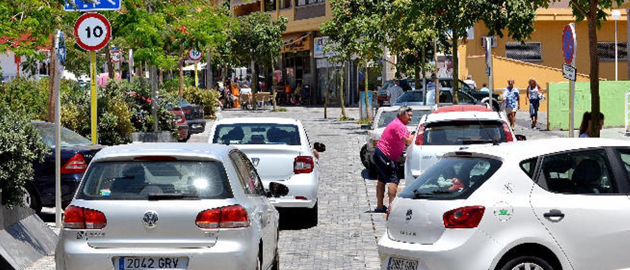 Panorámica de la Avenida de Gáldar, invadida de vehículos.