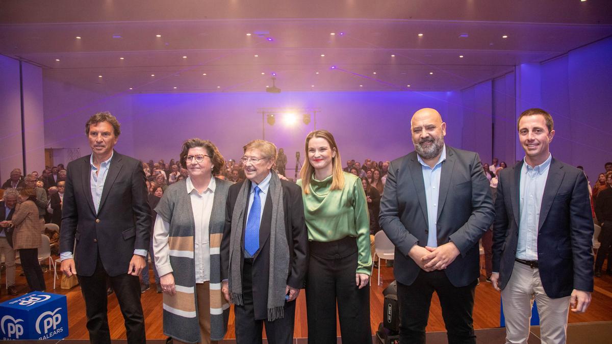 Mateo Isern, Catalina Cirer, Joan Fageda, Marga Prohens, Jaime Martínez y Llorenç Galmés ante de inciar el acto.