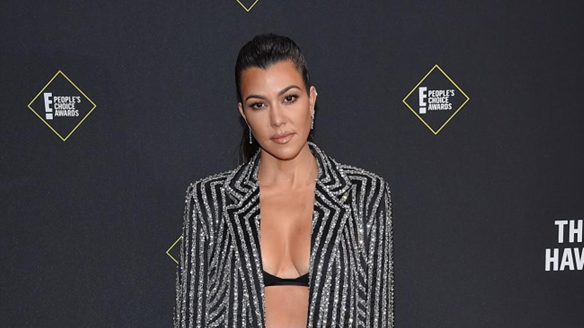 Kourtney Kardashian muestra su ropa interior con un traje de brillos